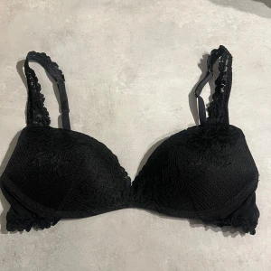 Svart intimissimi bh - Säljer en jättefin svart bh från intimissimi i storlek 75C. Super skick och inga tecken på användning!!