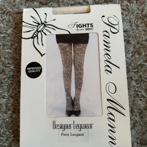 Leopardmönstrade strumpbyxor från Pamela Mann - Säljer ett par leopardmönstrade strumpbyxor från Pamela Mann. De är tunna och har ett snyggt djurmönster i beige och grå toner. Perfekta för att ge outfiten lite extra edge. Helt nya. Onesize.