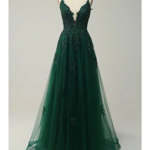 Grön långklänning med spets och slits - Säljer en elegant grön långklänning med djup v-ringning och tunna axelband. Klänningen har spetsdetaljer upptill och vackra broderade mönster över hela livet. Kjolen är i flera lager och har en slits på sidan för extra effekt. Perfekt för till exempel bal, jag skälv skulle ha haft den på min bal men tyvärr passa den inte så som jag hade tänkt, den är alltså helt oanvänd. Hör av er om funderingar eller om fler bilder💕 Ny pris 1695kr mitt pris 1000kr💕💕