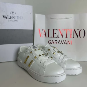 Valentino Garavani Rockstud sneakers i vitt skinn - Säljer ett par vita Valentino Garavani Rockstud 