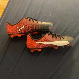 Säljer ett par puma fotbollsskor.  - Riktigt sköna att spela i och fina. Helt rena bara lite skador där framme vid tårna men syns inte så mycket.  