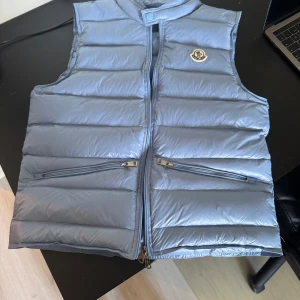 Moncler Gui storlek 1  - Passar XS/S, oanvänd. Kontakta innan köp