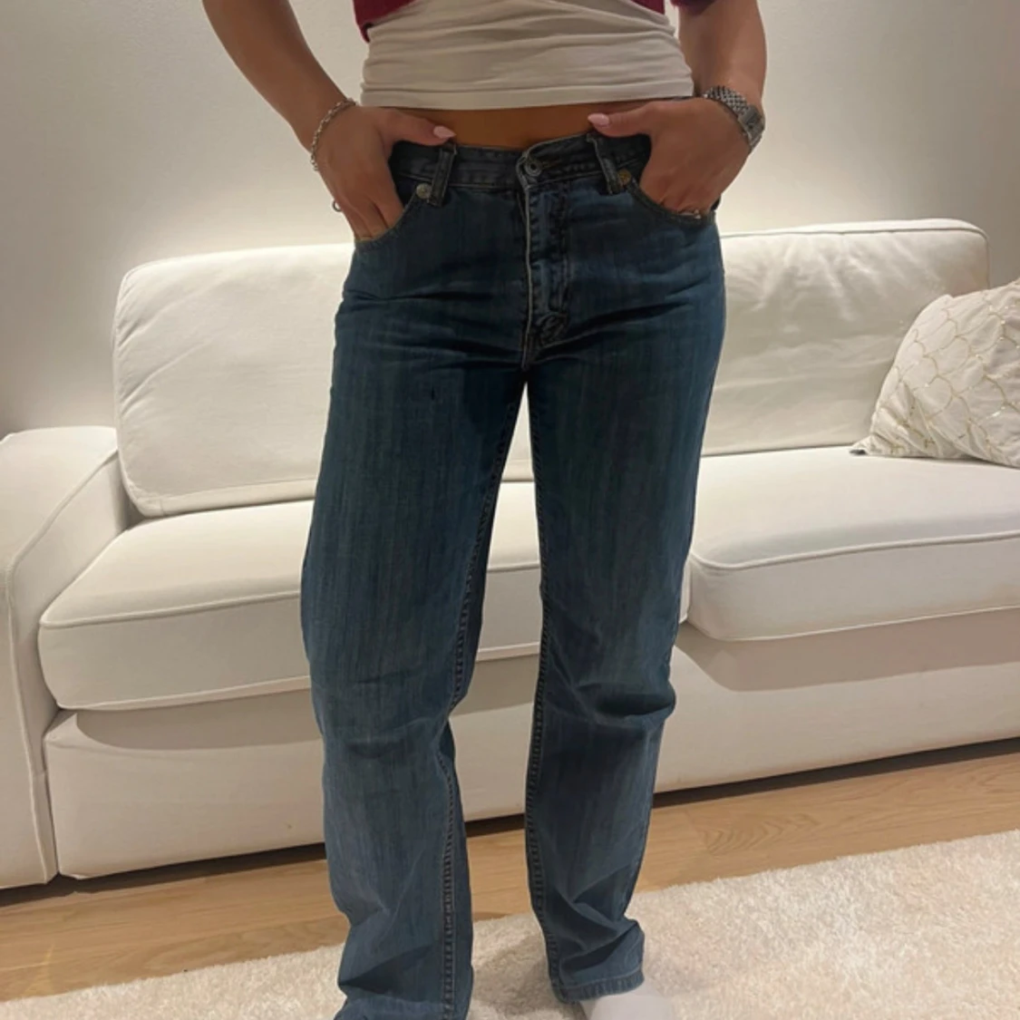 Blå raka jeansbyxor