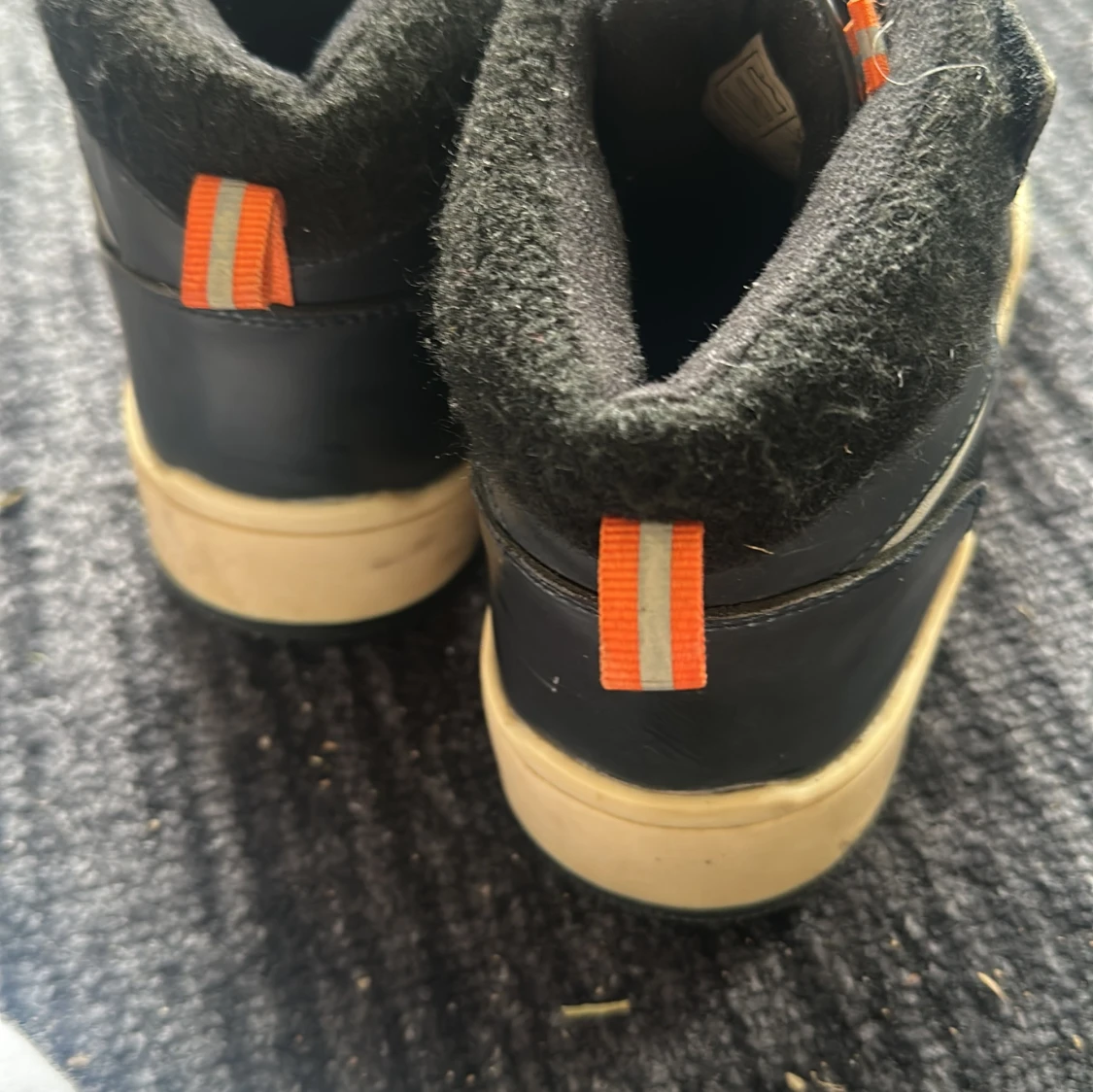 Svarta höga sneakers från Friboo med orange detaljer - 3