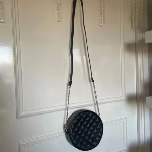 Väska  - Säljer en axelremsväska som inte har används 