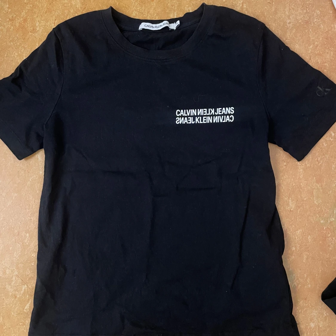 Svart t-shirt från Calvin Klein Jeans