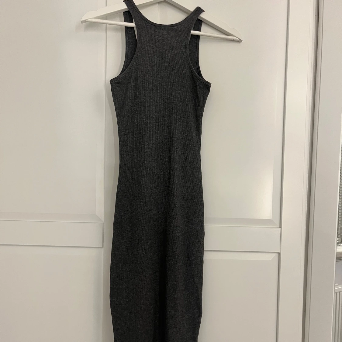 Mörkgrå ribbad långklänning med v-ringning - 1