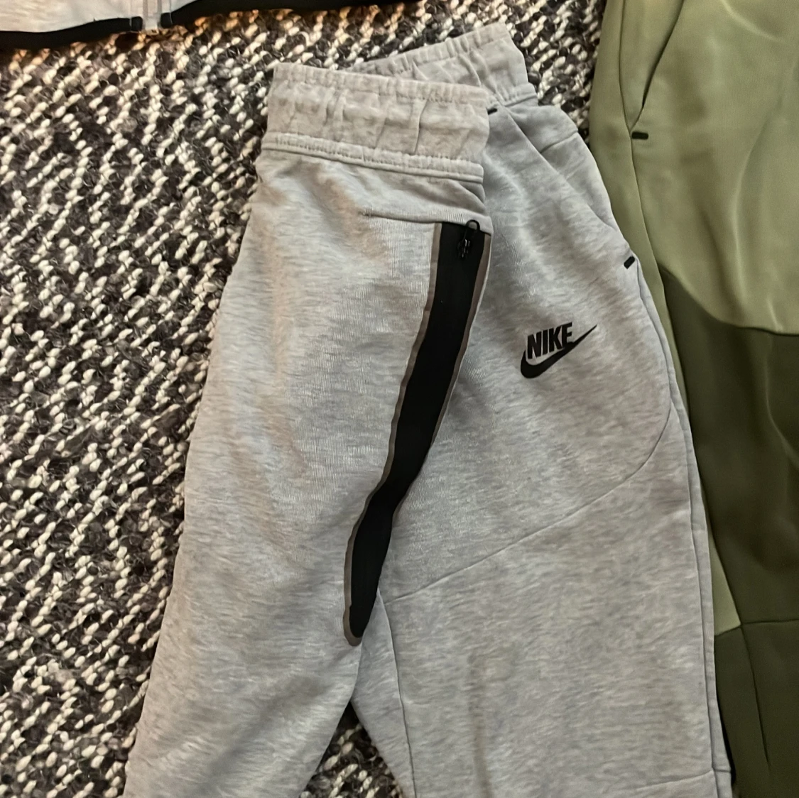 Säljer 2 Nike techs - 3