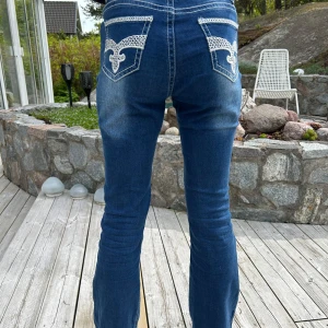 Blå jeans med broderade bakfickor - Snygga blå jeans med vita broderade detaljer på bakfickorna☺️