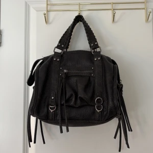 Svart handväska  - Säljer en superfin svart handväska från Bershka, den har flätade handtag och silverfärgade metalldetaljer.