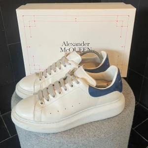 Alexander McQueen skor  - Stilrena mcqueens, storlek 43. Mycket gott skick, finns små tecken på användning. Og medföljer såsom box , papper , extra snören. Vid frågor kontakta , allt gott.