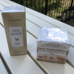 Hudvårdsset Jaysuing Coffee Booster Eye Serum & Eelhoe Rice Face Cream - Två produkter: Jaysuing Coffee Booster Xtreme Eye Serum (30 ml) med koffein och hyaluronsyra för ögonområdet, samt Eelhoe Rice Face Cream (50 g) som jämnar ut hudtonen och skyddar mot solskador. Båda i förpackning, perfekta för hudvård. Oanvända oöppnade på grund av felköp. Nypris 660kr.