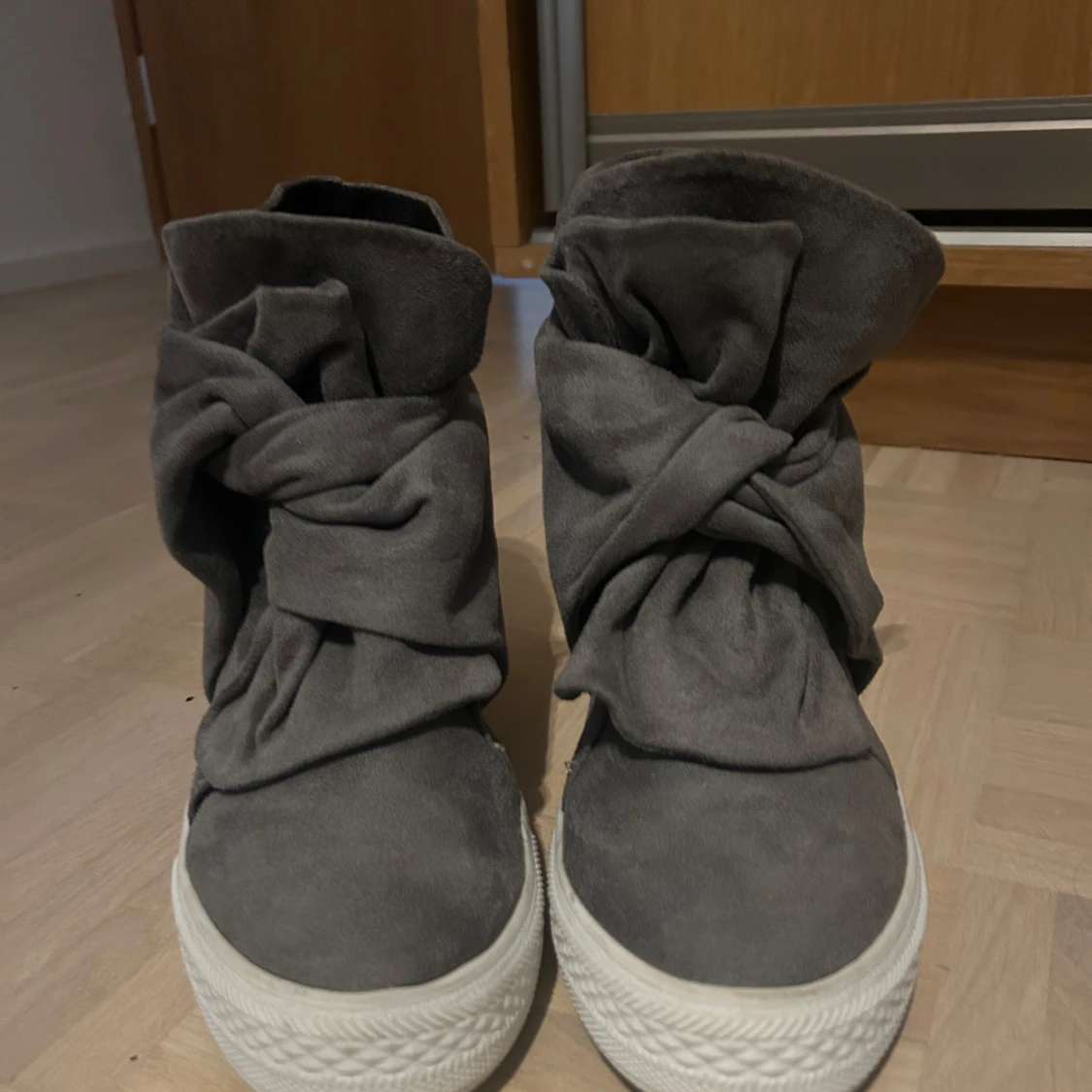 Gråa kilklack skor - 1