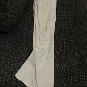 Vita raka byxor i bomull - Snygga vita byxor med rak passform, perfekta för en clean och fräsch look. 🌟