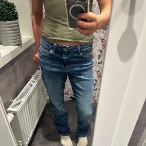 Blåa jeans från b.young  - Snygga jeans från b.young. Dom är i en blå färg som passar till alla tillfällen. Använt en gång i typ 2 timmar. Köpte för ca 600kr säljer för 380 men pris kan diskuteras! Ni kan också be mig om fler bilder på mm💕💕