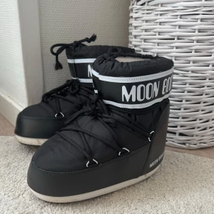 Svarta Moon Boots  - Svarta Moon Boots i storlek 36-38. Fint skick och endast använda ett fåtal gånger. Säljes då något för stora för mig (36). 