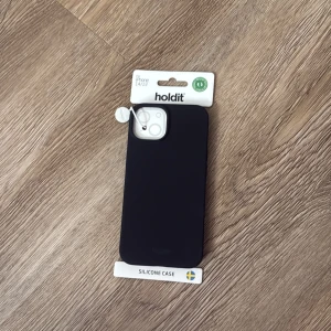 Svart mobilskal holdit Iphone 14/13  - Säljer ett oanvänt och oöppnat mobilskal. Det passar inte min telefon! 