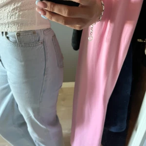 Ljusblå raka jeans - Säljer ett par ljusblå jeans med raka ben och i storlek xs.
