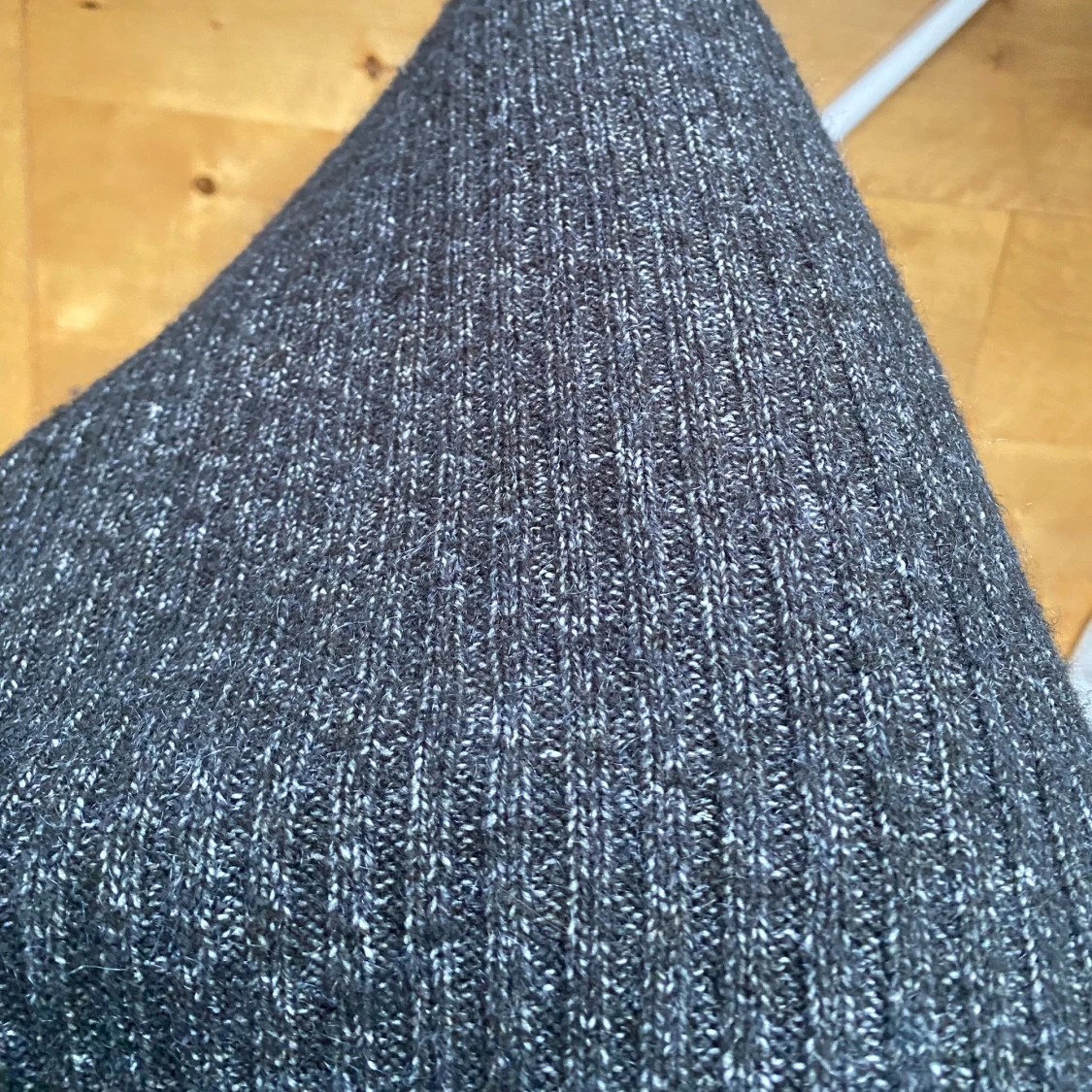 Svart ribbad stickad långkjol - 2