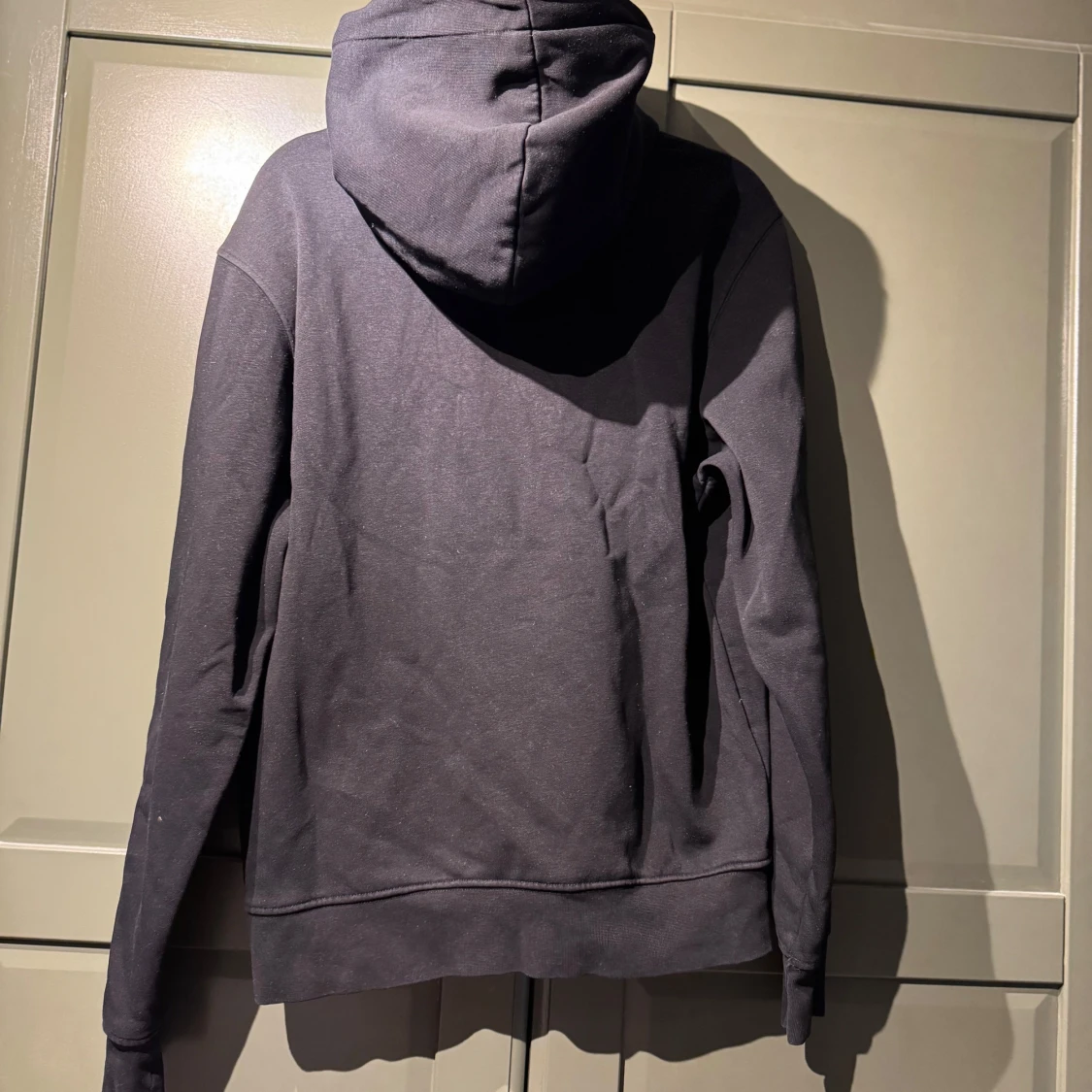 Svart hoodie från Mango med tryck - 1