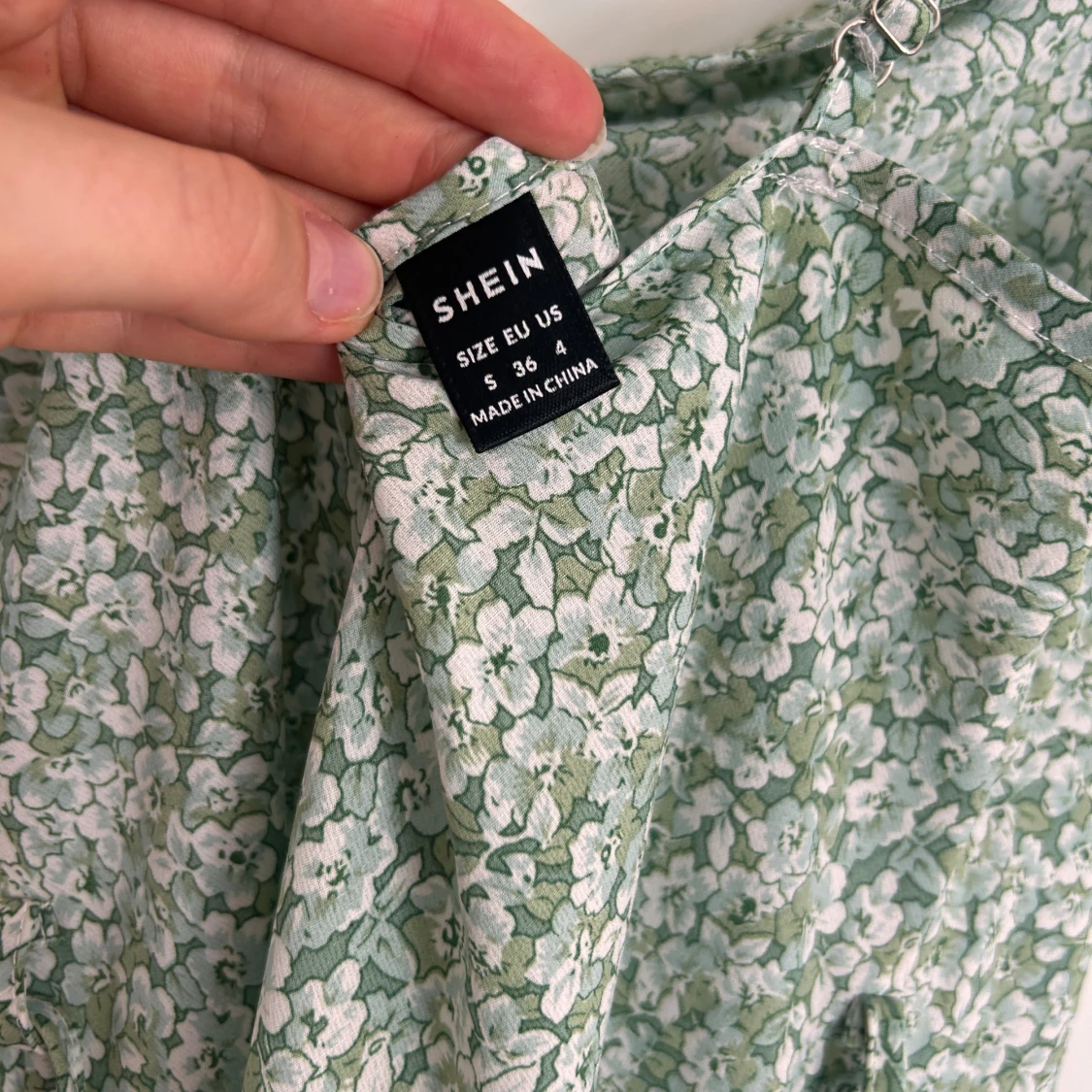 Grön blommig klänning  - 3