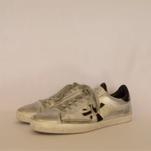 Premiata Sneakers - PREMIATA SNEAKERS  Storlek : 43  Passform : Normal  Användning : Skorna är i fint skick utan defekter  Nypris : Cirka 2500 SEK