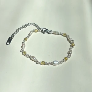 Citrine Bracelet - Detta armband är 16 cm långt och har en 6,5 cm förlängningskedja för justerbar passform. De är handgjorda med rostfri ståltråd och förlängningskedja i rostfritt stål – vilket gör dem både slitstarka och vattentåliga. 