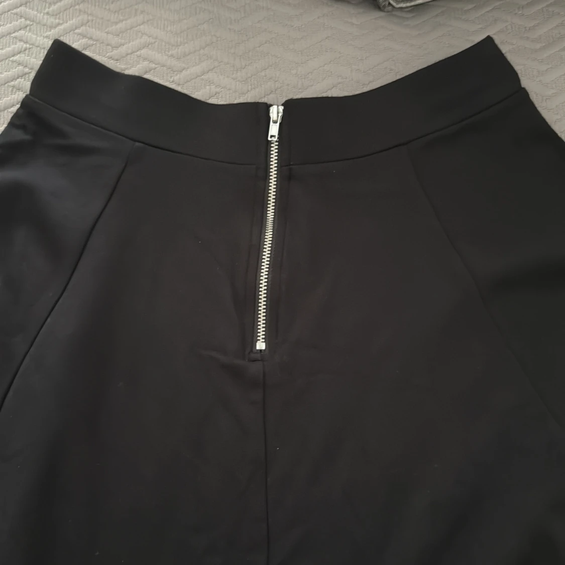 Svart kortkjol med dragkedja - 2