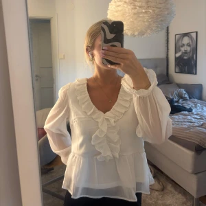 Vit blus med volanger  - Söt blus från veromoda. Som ny, knappt använd💕 nypris 455