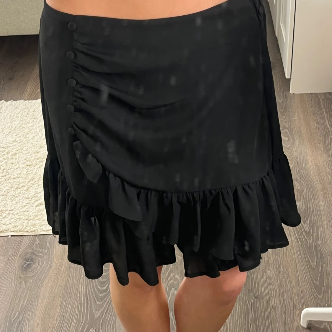 Svart volangkjol från Gina Tricot