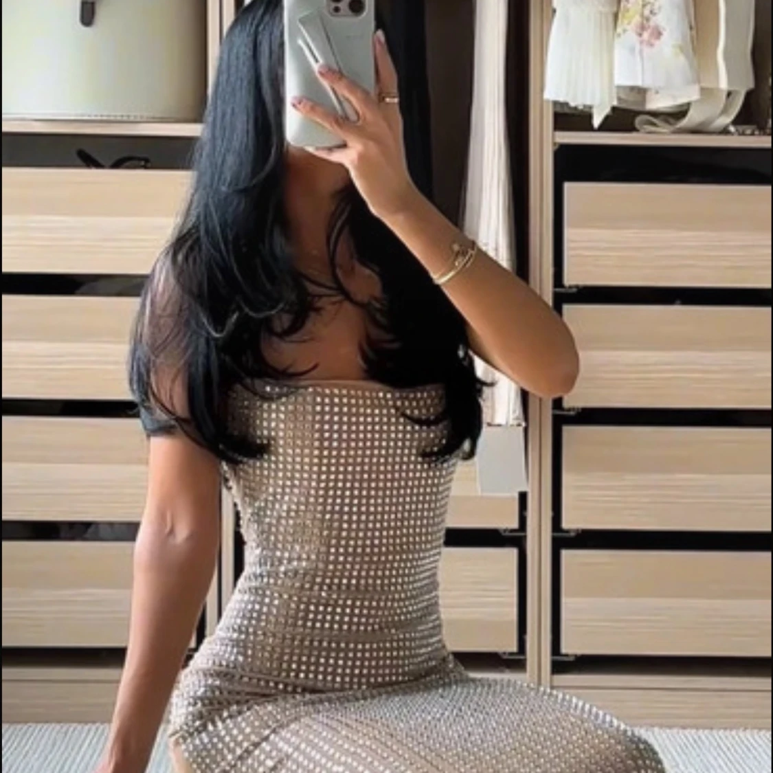 Glittrig långklänning i beige och silver - 1