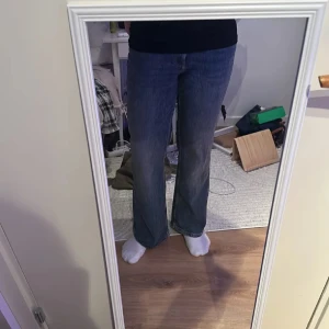 Bershka Jeans - Low rise bootcut jeans från Bershka i storlek 40 (short length) Säljer för att de är för korta på mig ( jag är 180cm). De är nog perfekt längd för någon under 175cm. Köpta ett par månader sedan då originalpriset var 399kr. Skicka ett meddelande om du har några frågor!❤️