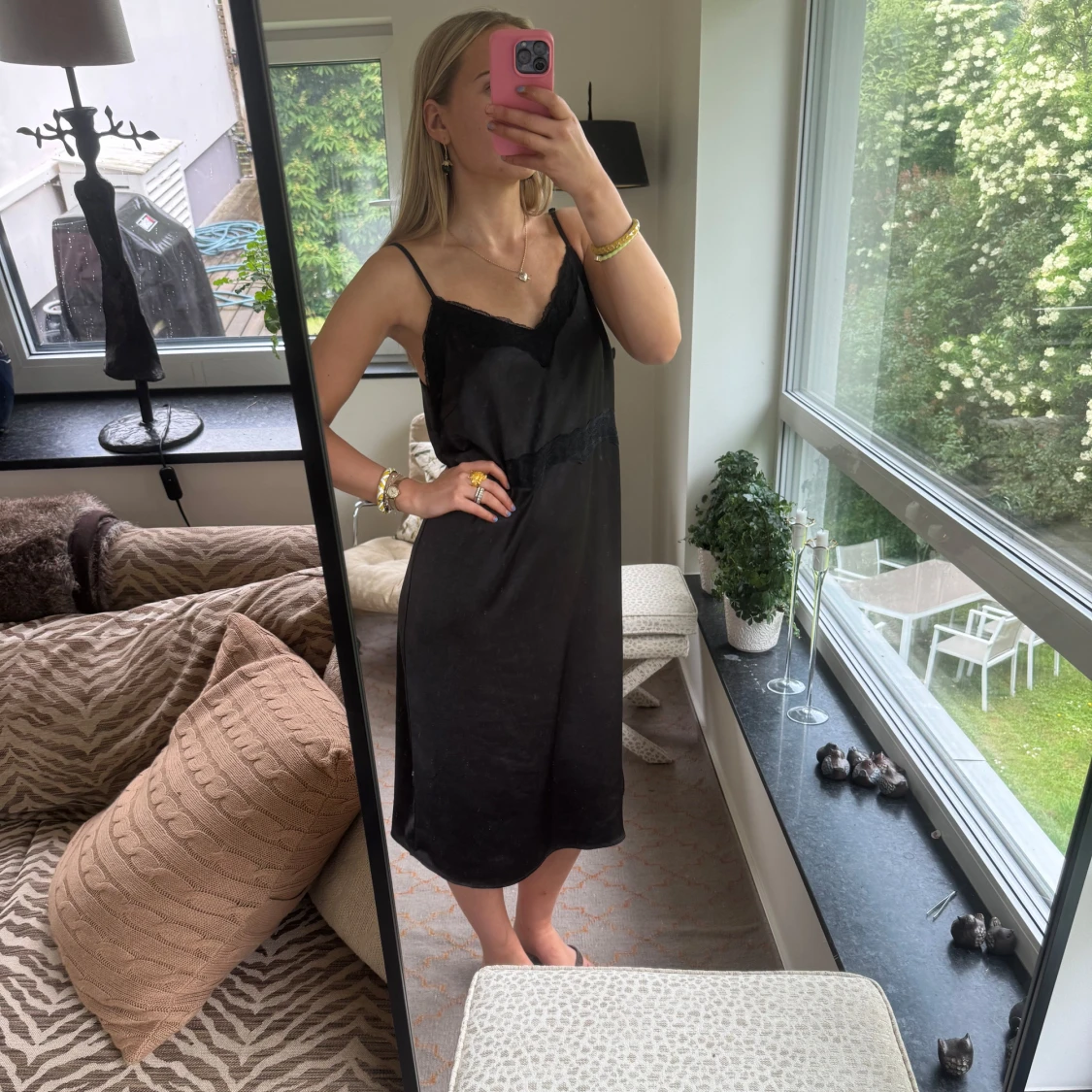 Svart slipklänning med spetsdetaljer - 3