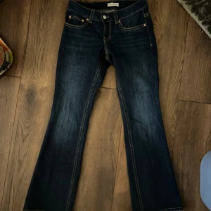 Bootcut jeans från Gina Tricot, stl 38 - Lågmidjade bootcut jeans från Gina Tricot, de kommer tyvärr inte till användning, I storlek M men är lite små i storleken så passar nog också dig som vanligtvis är i S!😊(passar såklart dig i M också) Aldrig använt dem utan bara provat enstaka gånger, så dem är som nya. Inte trasiga eller några konstigheter.