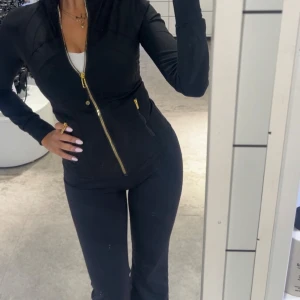 Svart define jacka med guld kedja från Lululemon - Inga defekter och i god skick! 