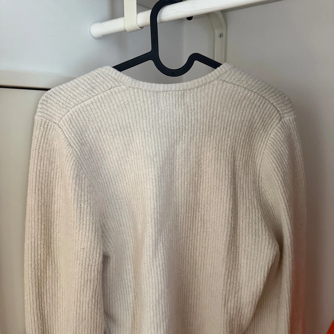 Beige stickad tröja med v-ringning H&M - 1