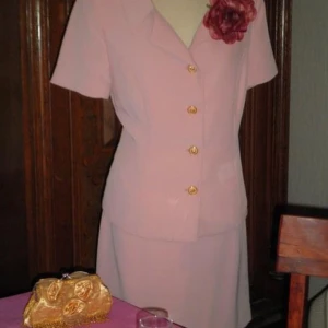 Vit långklänning med blommigt mönster - Supersnygg långklänning i vitt med blommigt mönster i gult, blått och grått. Klänningen har draperad urringning och smal passform som framhäver figuren. Perfekt för dig som vill sticka ut med en romantisk och somrig look.