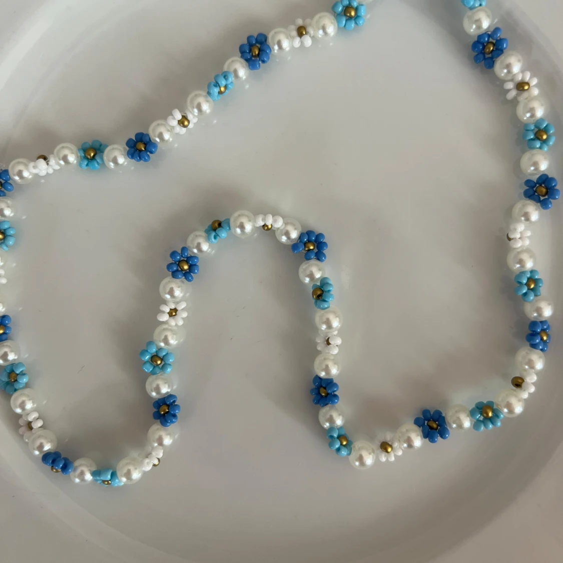 Pärlhalsband med blå blommor - 1