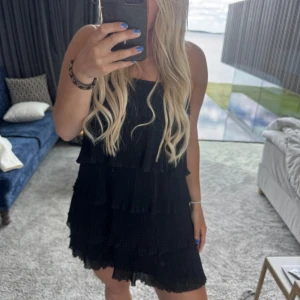 Svart volang klänning - Svart volang klänning i storlek S