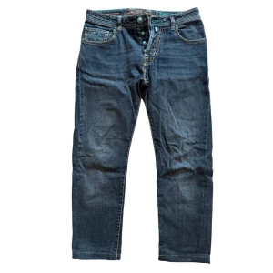 Jacob Cohën 688 Limited Edition Slim fit Jeans (Navy) - Unika limited edition jeans från Jacob Cohën i mörkblå denim med turkosa detaljer och patch bak. 14 dagars returrätt och äkthetsgaranti! Skriv om du har frågor.