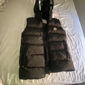 Moncler väst  - Yoo, säljer en moncler väst i riktigt bra skick och riktigt stilig, pric kan diskuteras!