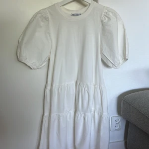 Vit Zara klänning - Supersöt sommarklänning med puff ärmar och volanger  från Zara. Strl XS.