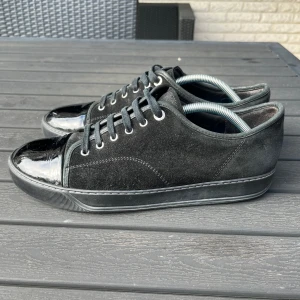 Lanvin svart glans  - Lanvin skor svart glans, använt skick, replacment inmersulor, Uk 9/43/44, endast skorna ingår.