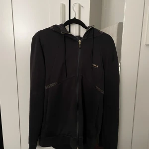 Svart Hugo boss zip hoodie - Säljer då den inte kommer till användning. Använd ett par gånger, det är bra skick på den. Nypris 1899, priset kan diskuteras
