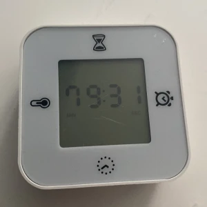 Klocka  - Bilderna visar en digital timer, termometer och väckarklocka och tid, datum o år i en klocka. Den är i gott skick. Är köpt den ikea 
