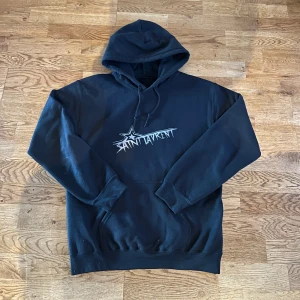 Saint Laurent hoodie - Fet hoodie med saint laurent loggan. Storlek S, skick 8.5/10!! Hoodien är INTE ÄKTA men ser precis ut som originalet! Tveka inte med att ställa frågor!
