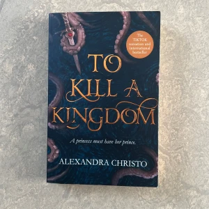 To Kill a Kingdom - Boken är på engelska och i gott skick med en bruten rygg och en aning kantlös. Det visas tydligt på bilderna:)