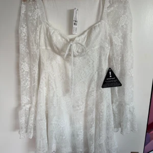 Spets klänning - Ny oanvänd kort spetsklänning från Gina Tricot, storlek S💕 Snörning fram så man kan välja hur tajt den ska vara!   Köpte fel storlek och missade returperioden, därav säljer jag den här🥰