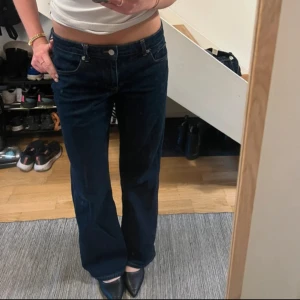 NAKD jeans med låg midja💘 - säljer de snyggaste vida lågmidjade jeansen från NAKD som endast är använda ett fåtal gånger🥰 så snygga! Storlek 38 men passar mig som har S💞Nypris är 699 kr