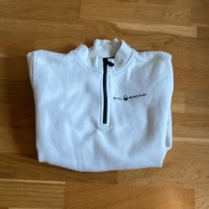 Vit half zip tröja från Sail Racing - Snygg half zip, använd ett fåtal gånger topp skick 